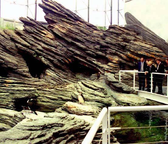 Oceanario de Lisboa — large-scale zoological rockscape with visitors